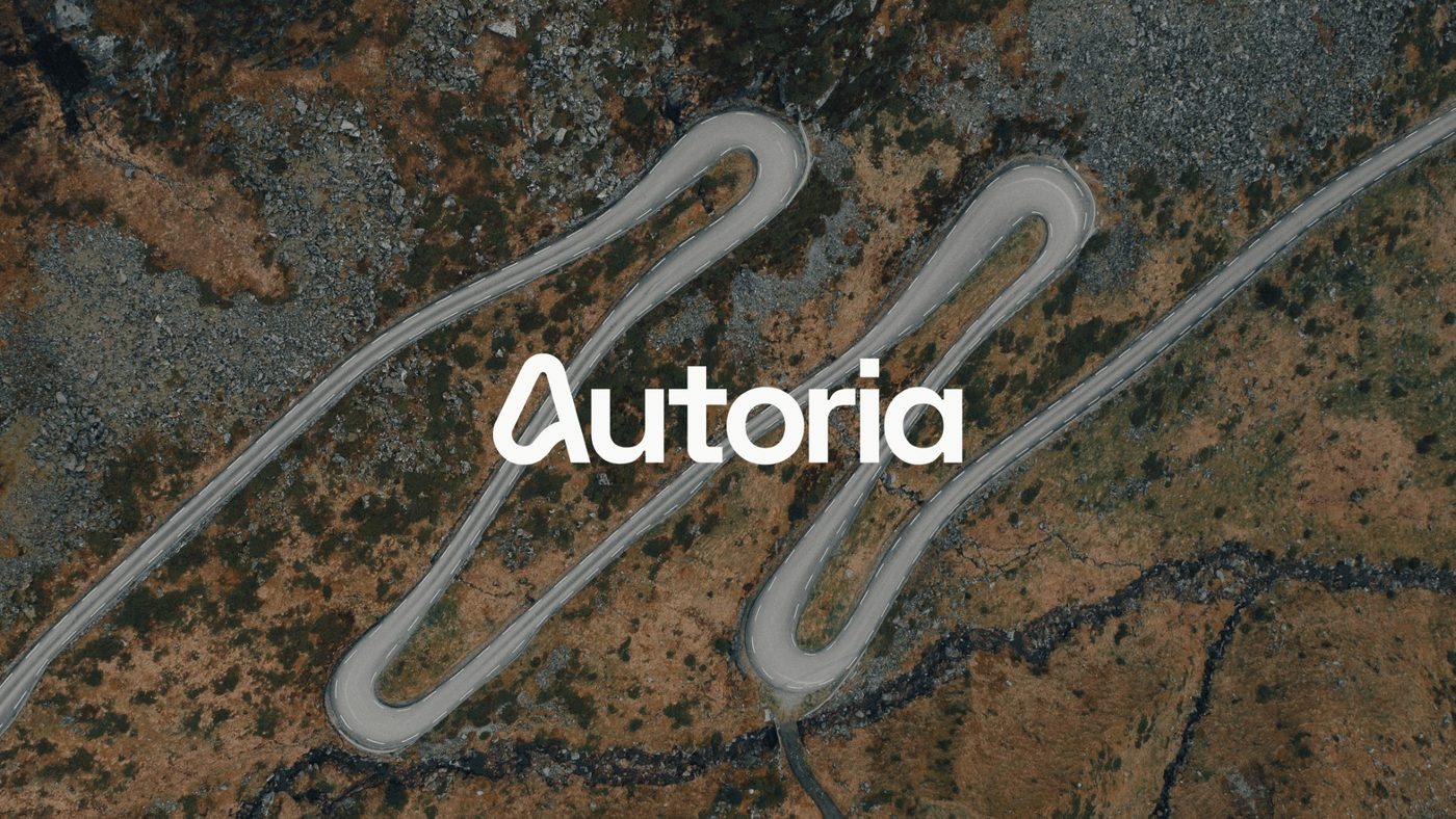Autoria-logoen over en svingete fjellvei