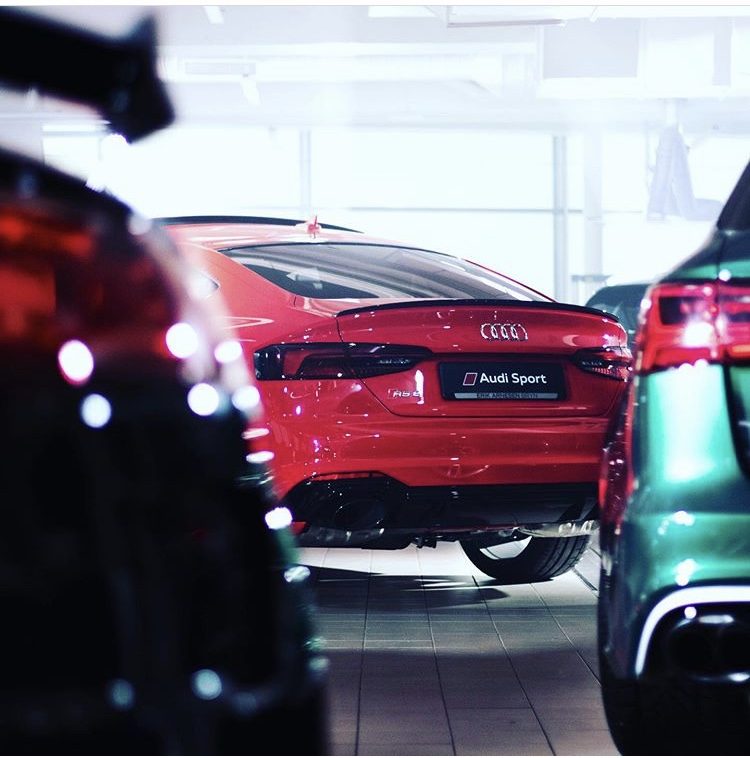Rød Audi RS 5 i Erik Arnesens showroom